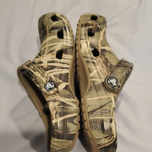 CROCS Green and Tan Slippers with Ventilation and Pivoting Strap (23) - Picture 4 of 7